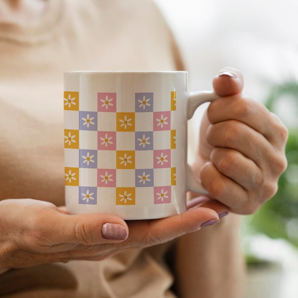Retro checkered multi color Daisy Mug - Picture 3 of 3